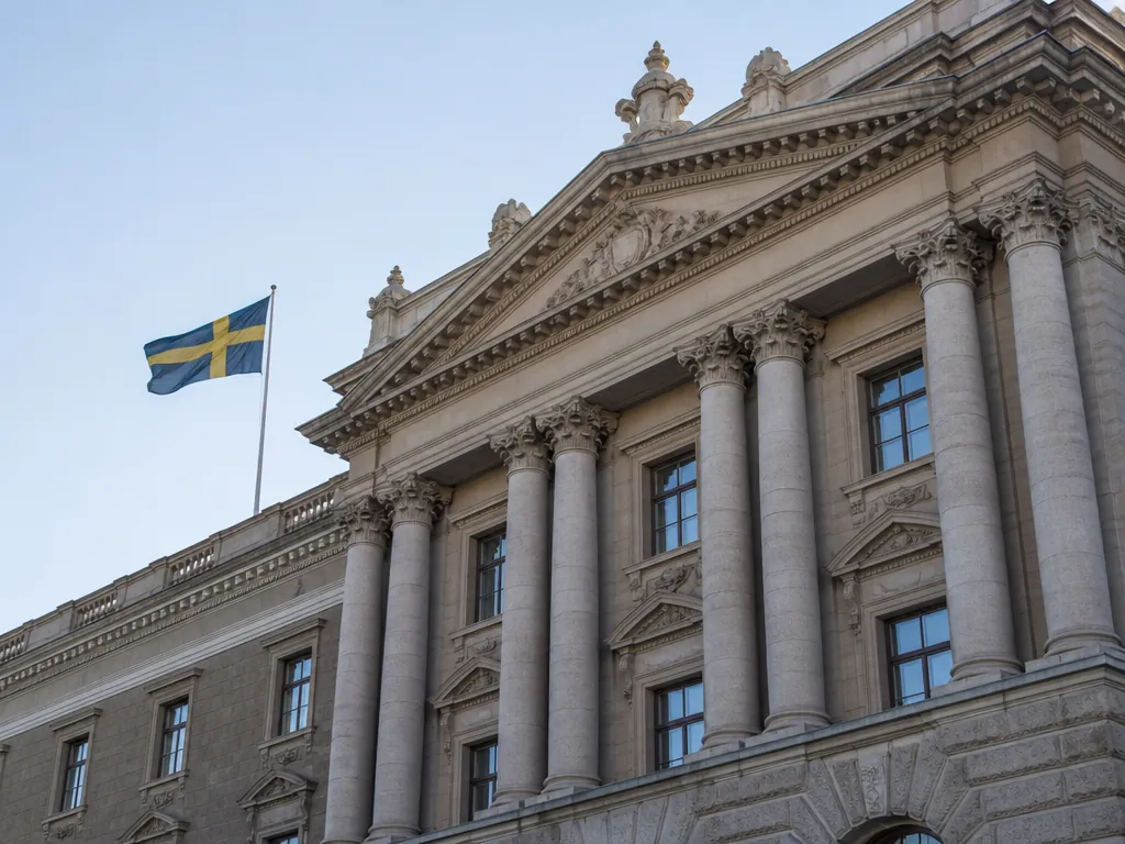 Stenfasad med kolonner och svensk flagga
